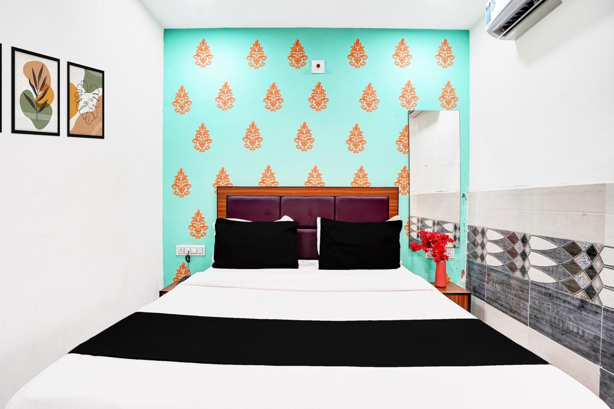 Super Hotel O Geeta Mandir Formerly Hotel Green Park Ахмедабад Экстерьер фото